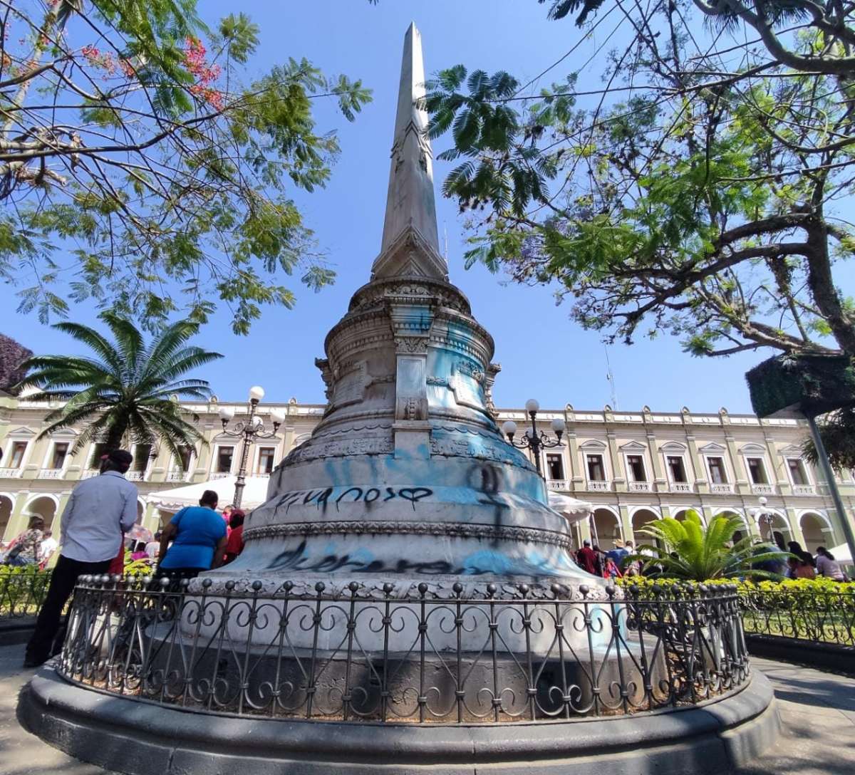 Presenta Ayuntamiento proyecto para retiro de graffiti en Obelisco del parque 21 de Mayo
