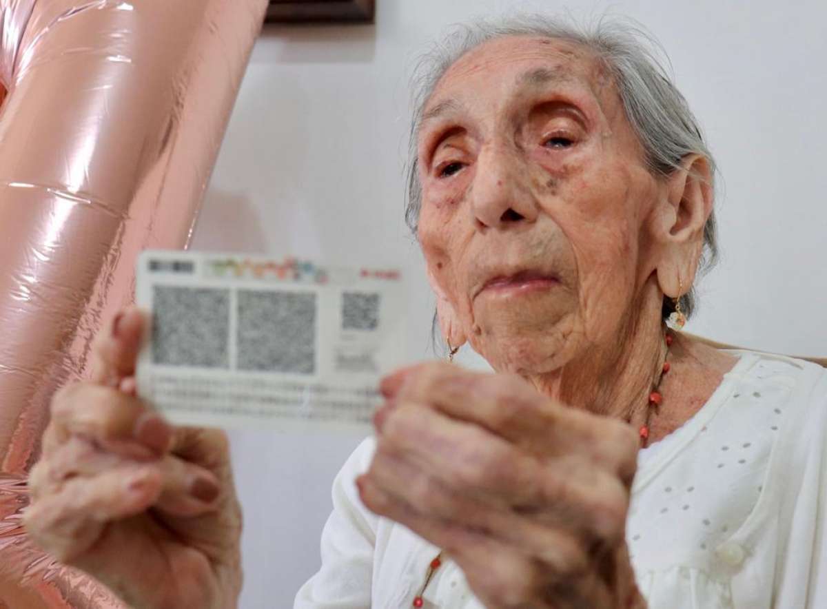 A los 101 años de edad ciudadana recibe nueva credencial para votar en Veracruz 