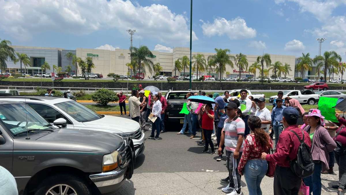 Militantes de Progresa Veracruz se suman a manifestación de padres de familia de Las Maravillas y bloquean la avenida Lázaro Cárdenas